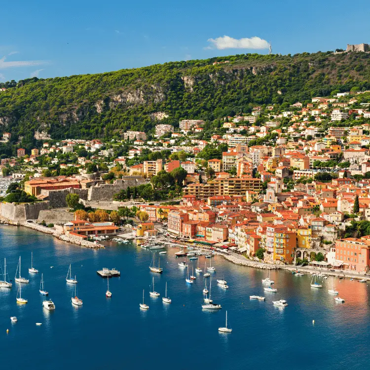 bord de mer avec des bateaux