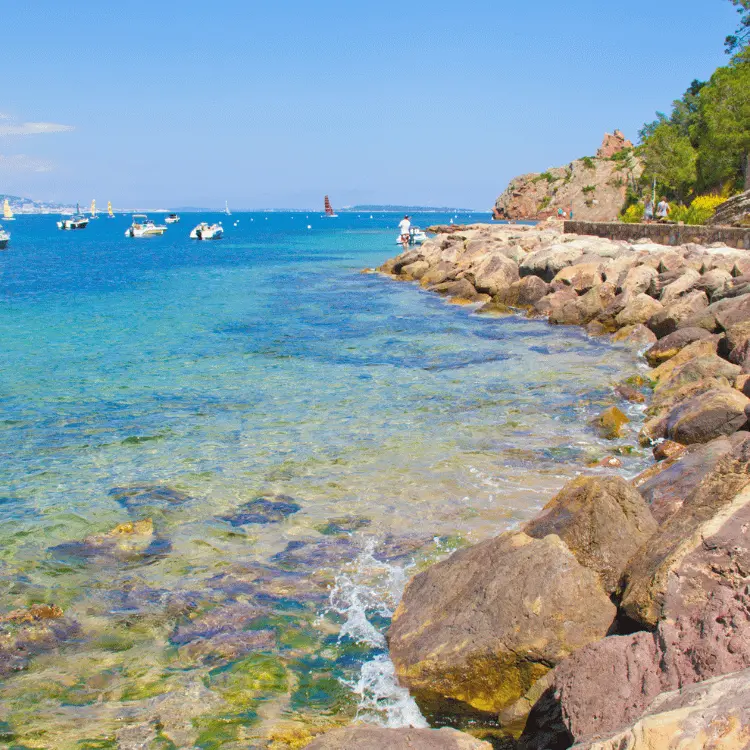 crique avec de l'eau turquoise