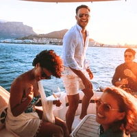 Personnes qui font la fête sur un bateau